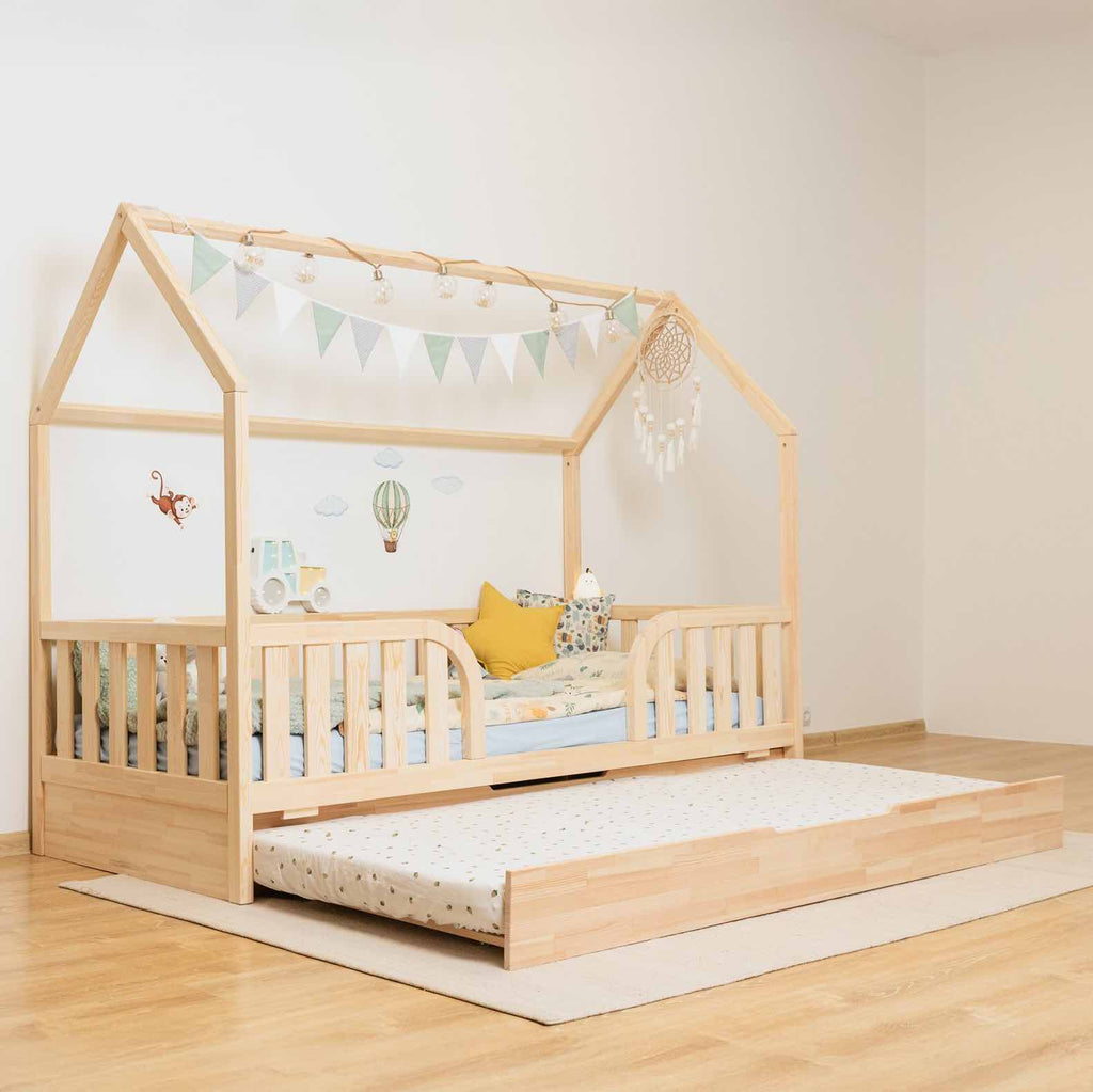 Hausbett Roko mit mittigem Einstieg & Ausziehbett aus FSC-Kiefernholz, mit Rausfallschutz und ausziehbarem Zusatzbett für sicheren Kinderschlaf.