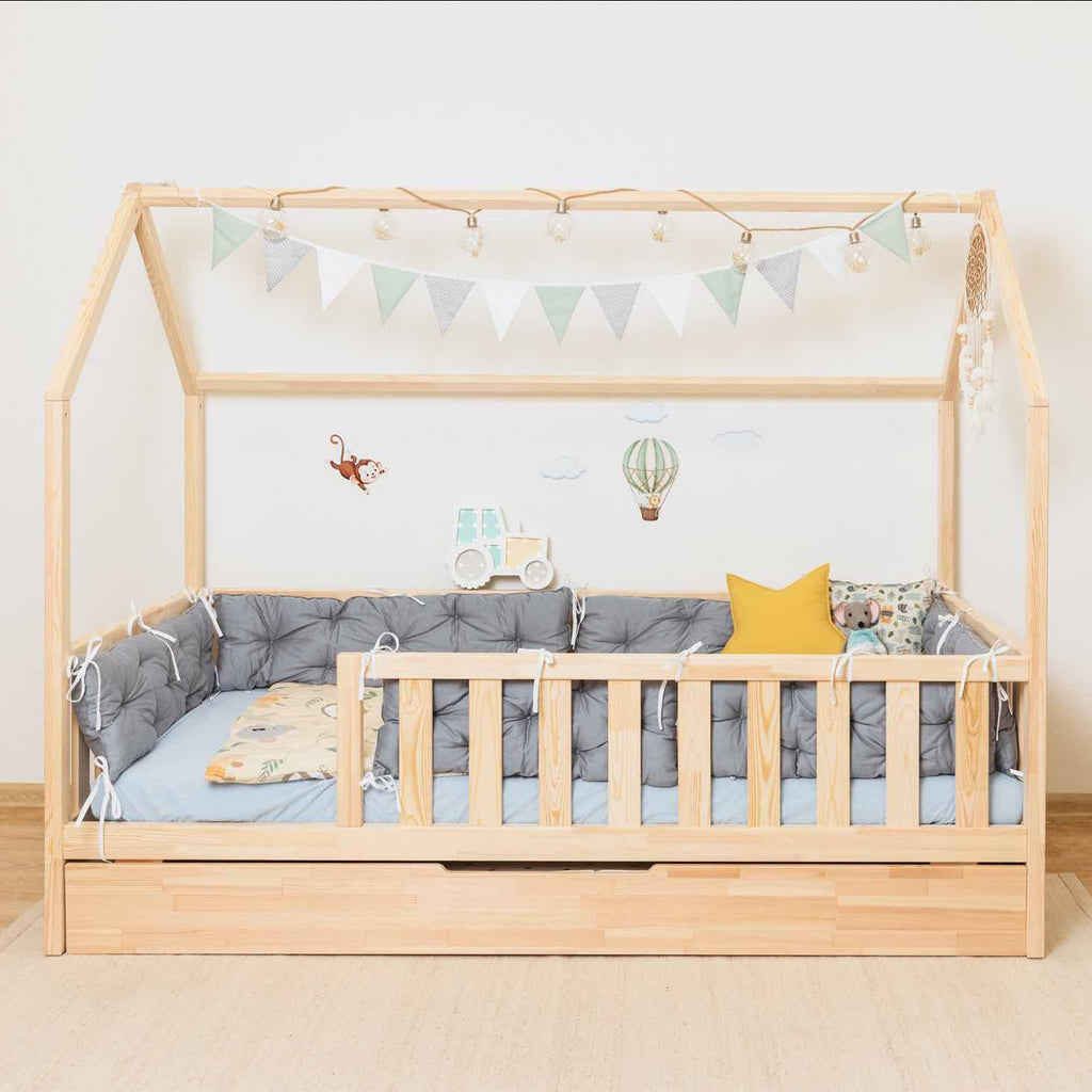 Hausbett Roko mit Rausfallschutz & Ausziehbett aus FSC-zertifiziertem Kiefernholz mit sicherem Lattenrost und praktischem Ausziehbett in Naturfarbe.