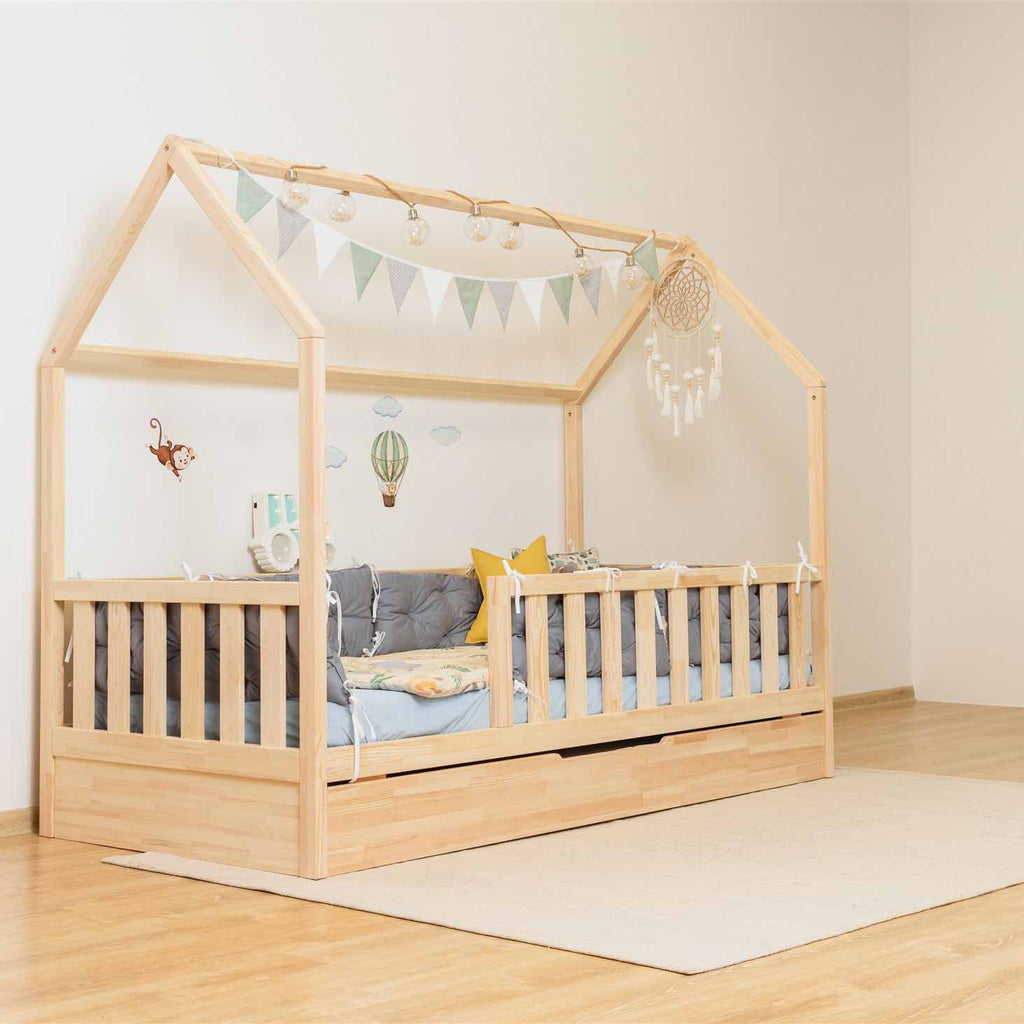 Hausbett Roko mit Rausfallschutz & Ausziehbett aus FSC-zertifiziertem Kiefernholz in natürlicher Farbe, sicher und praktisch für Kinderzimmer.