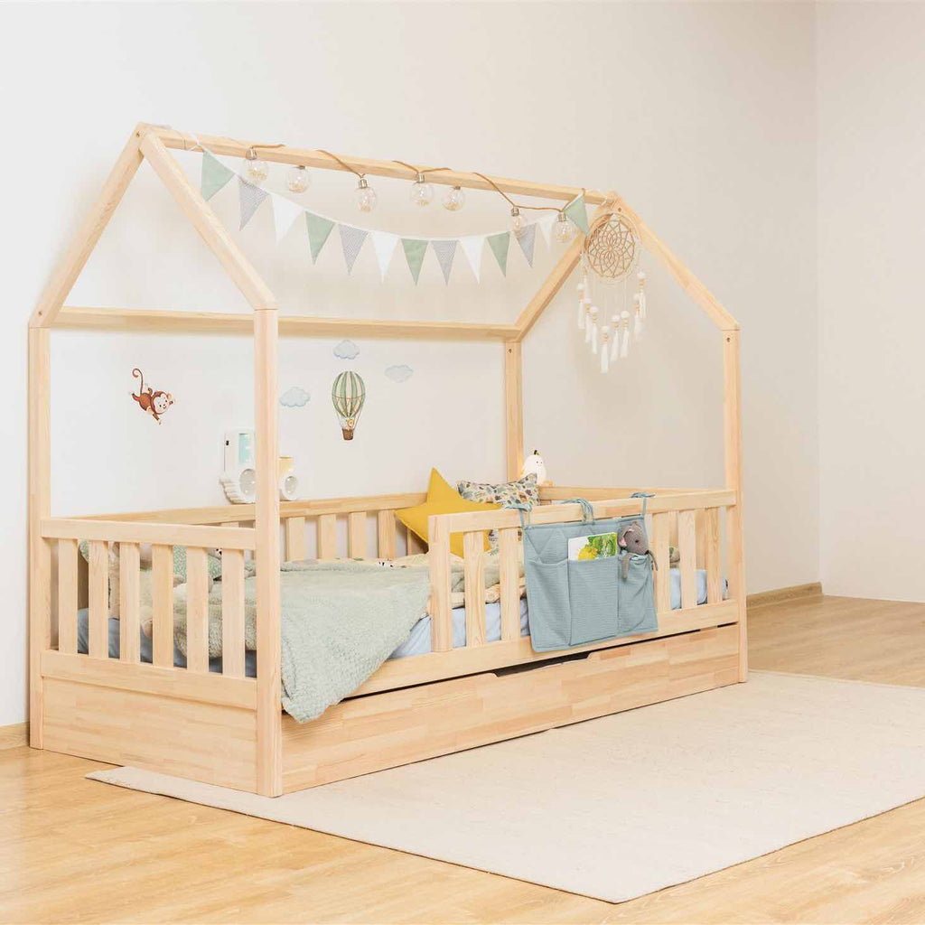 Hausbett Roko mit Rausfallschutz & Ausziehbett aus FSC-zertifiziertem Kiefernholz in Natur mit praktischem Gästebett und sicherem Lattenrost.