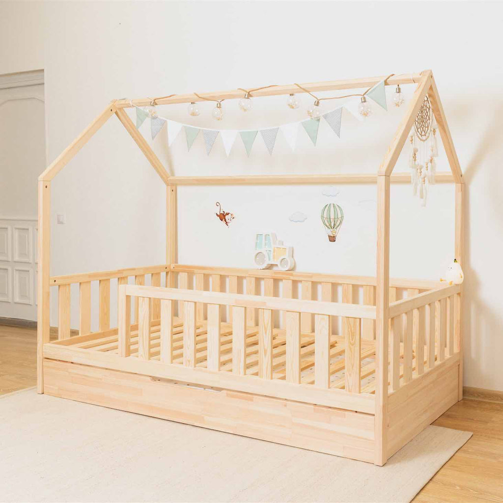 Hausbett Roko mit Rausfallschutz & Ausziehbett aus massivem FSC-Kiefernholz, sicher und individuell veredelt für dein Kinderzimmer.