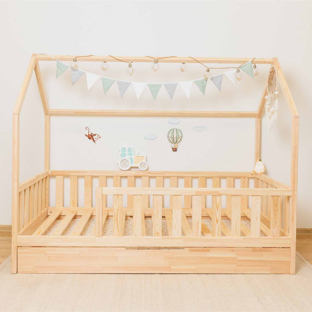 Hausbett Roko mit Rausfallschutz & Ausziehbett aus FSC-zertifiziertem Kiefernholz für sicheren, gemütlichen Kinderschlafplatz.