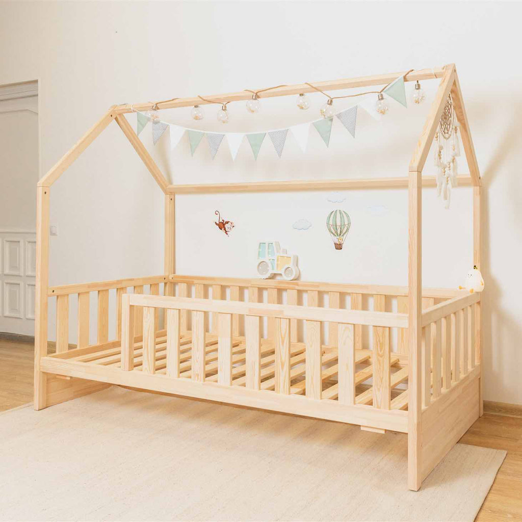 Hausbett Roko mit Rausfallschutz & Ausziehbett aus FSC-zertifiziertem Kiefernholz, natur, sicherer Rückzugsort für Kinder.