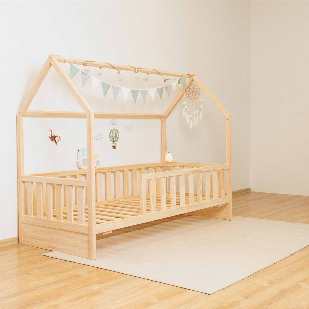 Hausbett Roko mit Rausfallschutz & Ausziehbett aus FSC-zertifiziertem Kiefernholz, naturfarben, sicher und robust für Kinderzimmer.