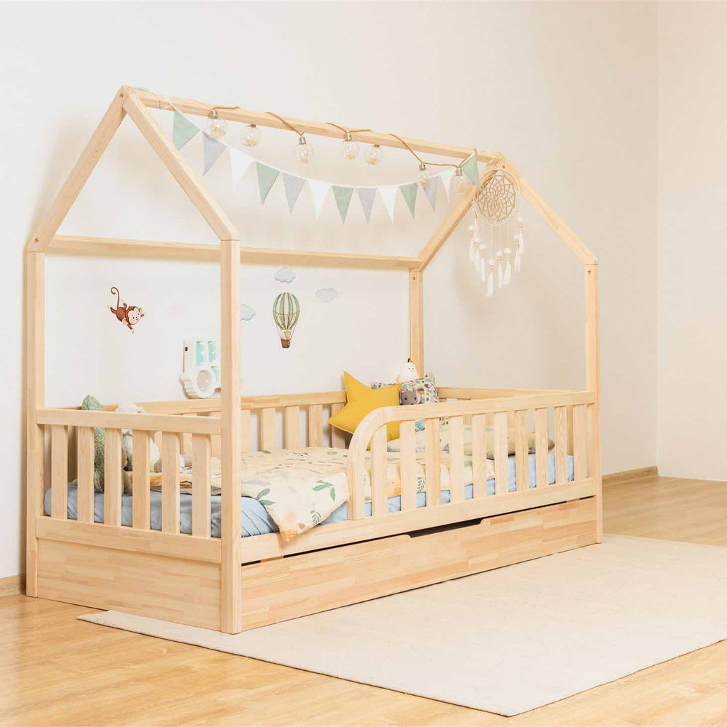 Hausbett Roko mit Rausfallschutz & Ausziehbett aus FSC-zertifiziertem Kiefernholz in Naturfarbe, sicher und langlebig für dein Kind.