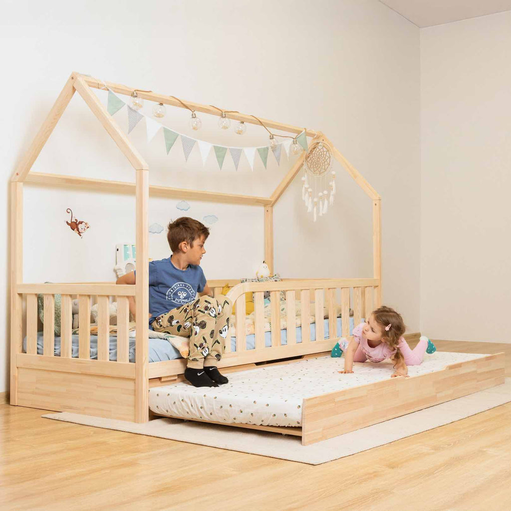 Hausbett Roko mit Rausfallschutz & Ausziehbett aus FSC-Kiefernholz bietet sicheren, gemütlichen Rückzugsort für Kinder in Naturholz-Optik.