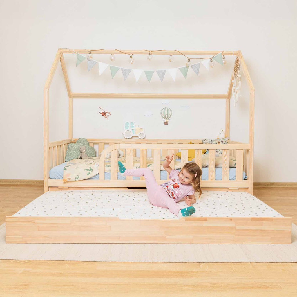 Hausbett Roko mit Rausfallschutz & Ausziehbett aus FSC-Kiefernholz bietet sicheren, vielseitigen Schlafplatz für Kinder mit praktischem Zusatzbett.
