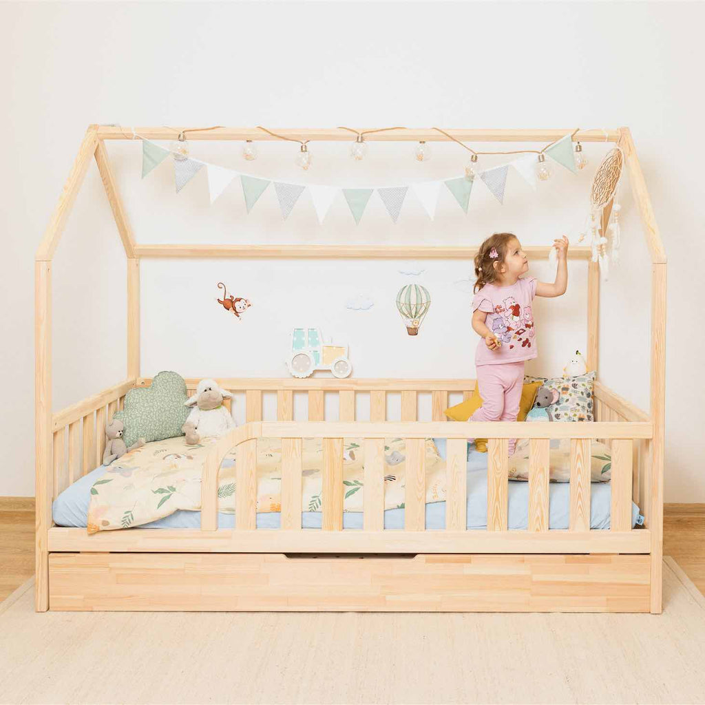 Hausbett Roko mit Rausfallschutz & Ausziehbett aus FSC-zertifiziertem Kiefernholz, mit flexiblem Ausziehbett und sicherem Schutzgitter für Kinder.