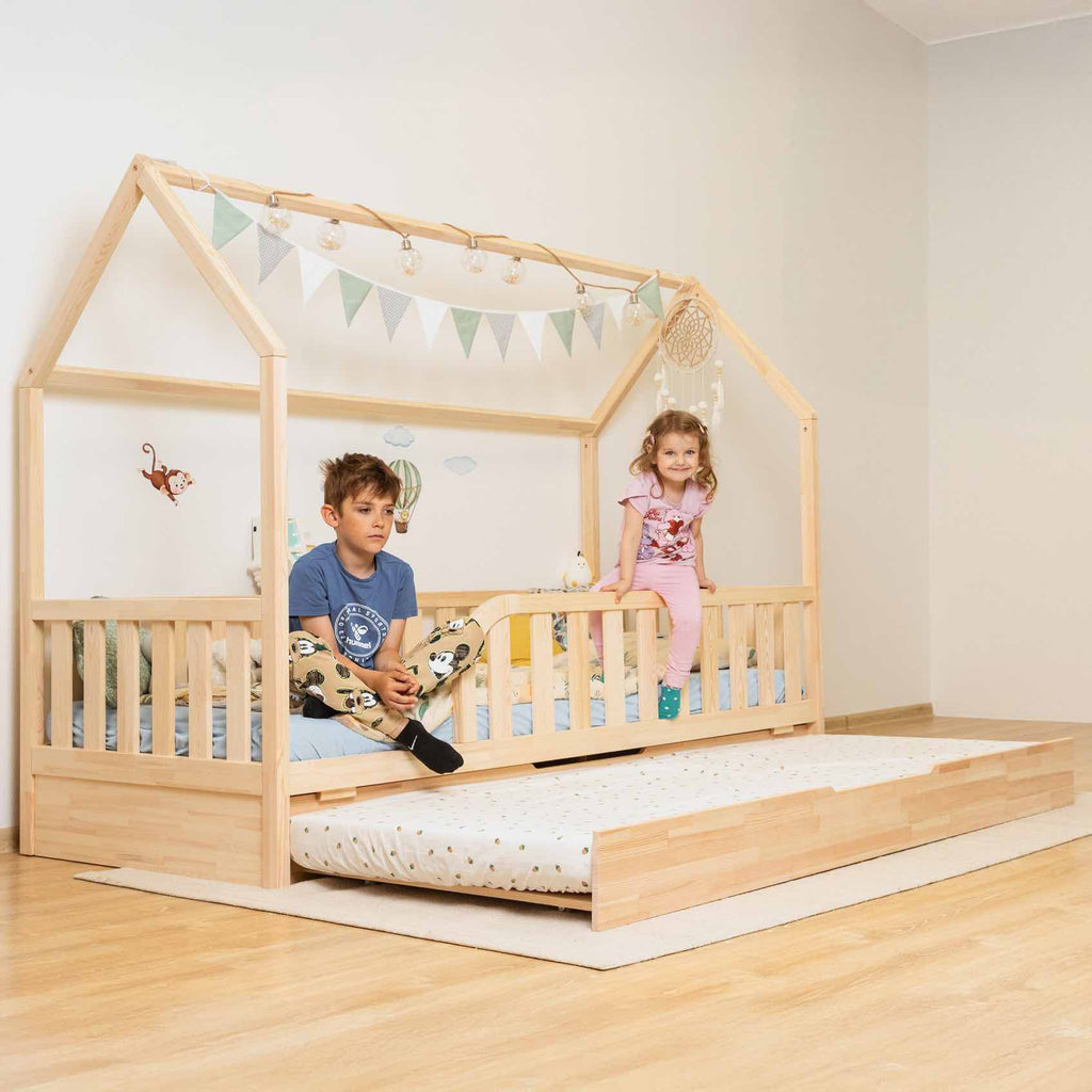 Hausbett Roko mit Rausfallschutz & Ausziehbett aus FSC-zertifiziertem Kiefernholz, sicher und praktisch für Kinderzimmer.