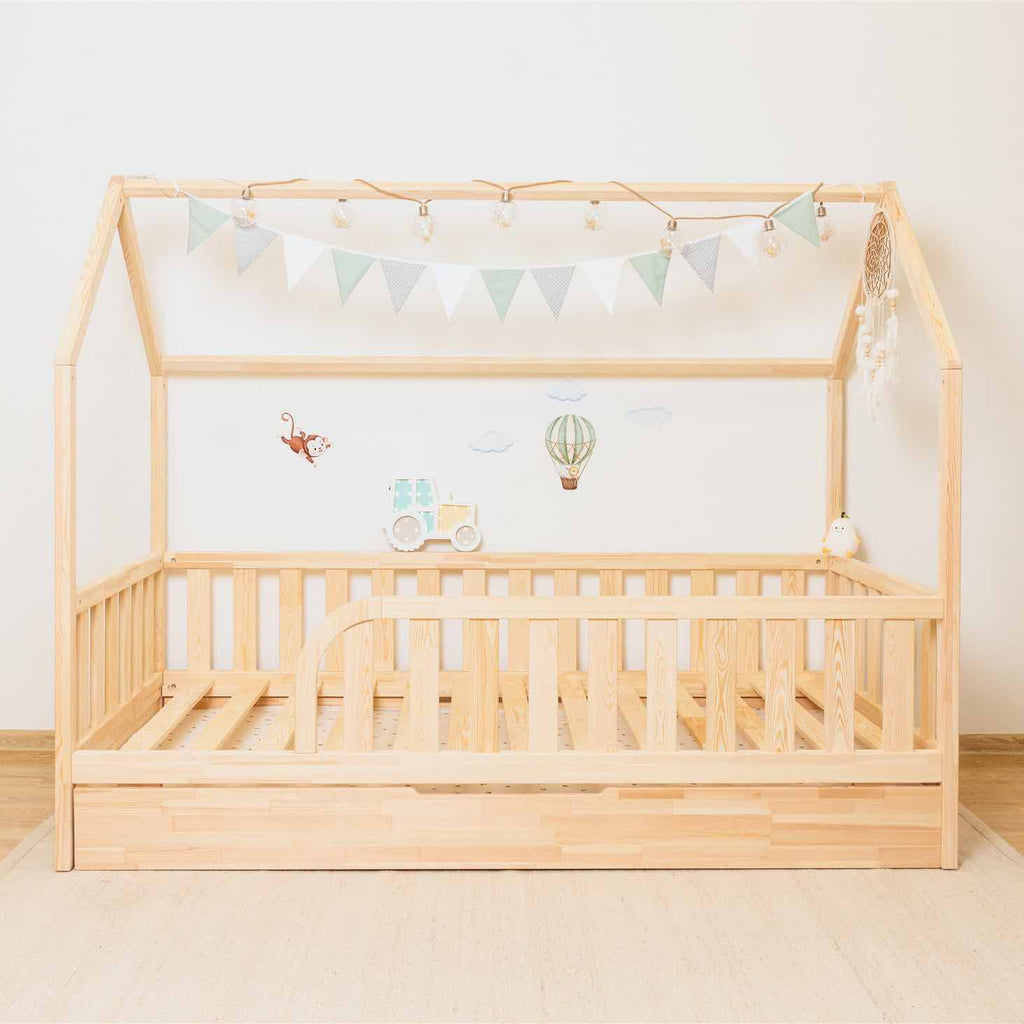 Hausbett Roko mit Rausfallschutz & Ausziehbett aus massivem FSC-Kiefernholz, sicher und flexibel für Kinderzimmer in Natur- oder Weißfarben.