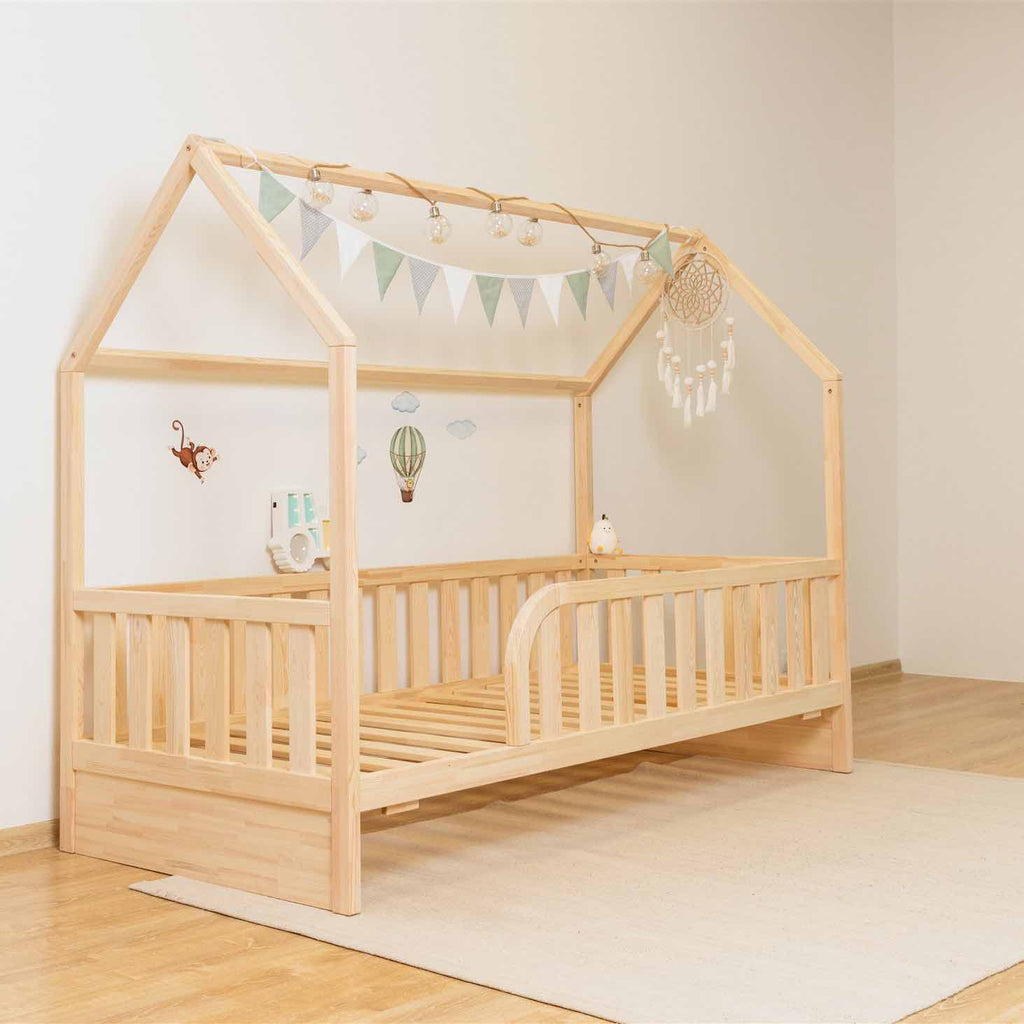 Hausbett Roko mit Rausfallschutz & Ausziehbett aus FSC-zertifiziertem Kiefernholz in Natur, sicher und platzsparend für Kinderzimmer.