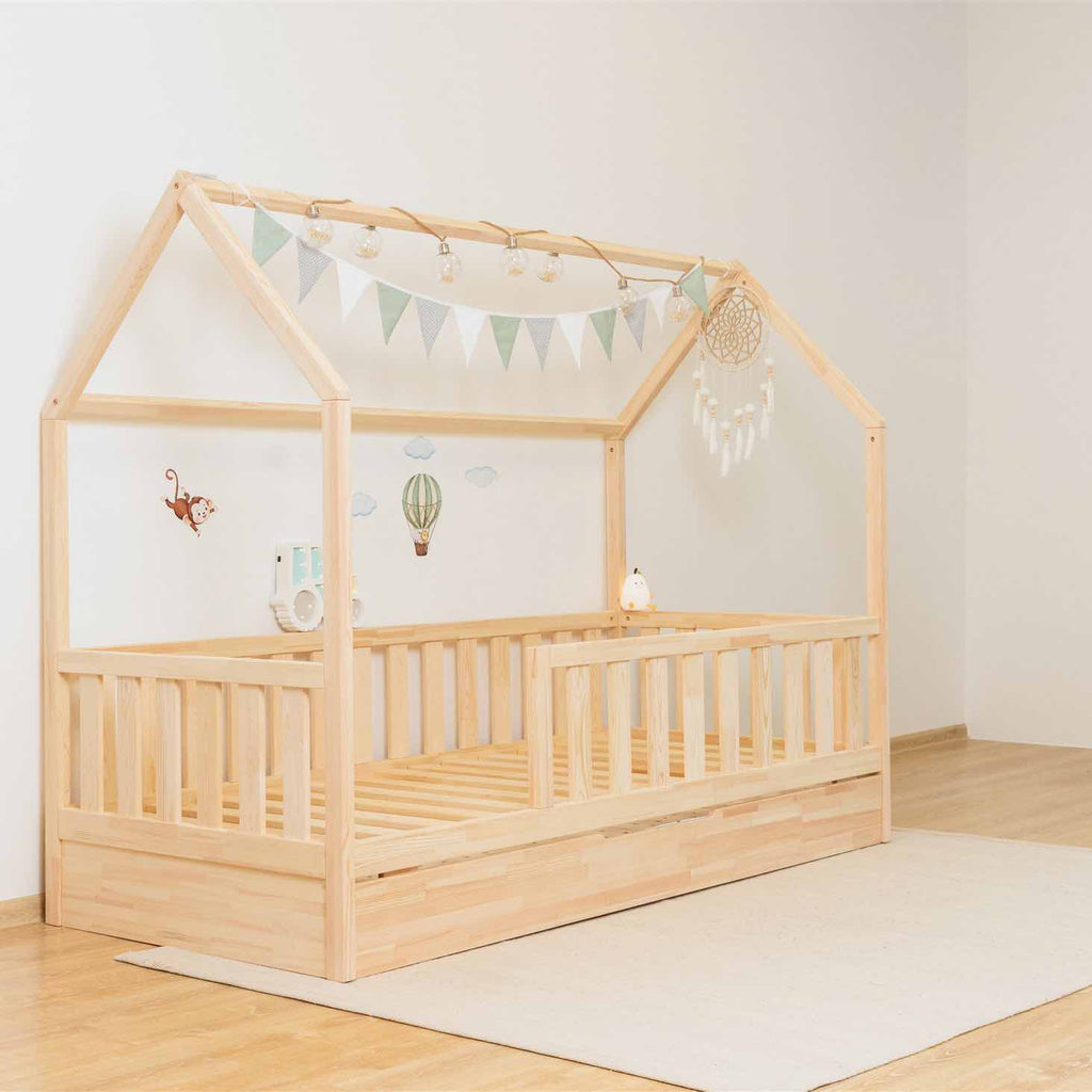 Hausbett Roko mit Rausfallschutz & Ausziehbett aus FSC-zertifiziertem Kiefernholz in Natur, bietet Sicherheit und flexiblen Schlafplatz für Kinder.
