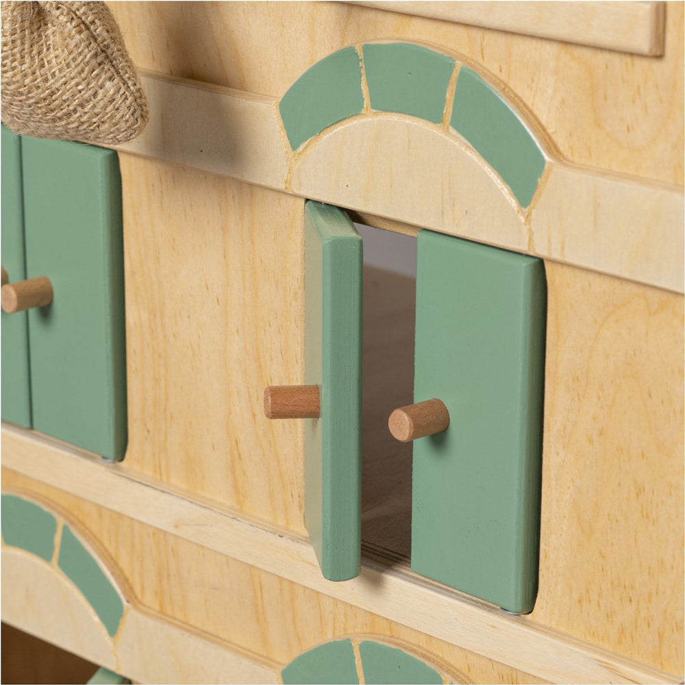 Detailaufnahme eines Holzspielhauses mit grünen Klappläden, fördert Motorik und Kreativität bei Kindern ab 2 Jahren im Bereich Motorik- & Holzspielzeug.
