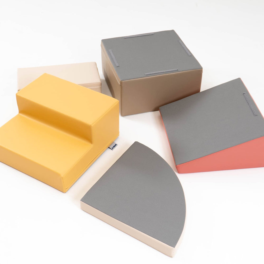 Motorikspielzeug Softblock Bausteinset 5 Teile in herbstlichen Pastellfarben für spielerische Bewegung und kreatives Bauen im gelben Kinderzimmer