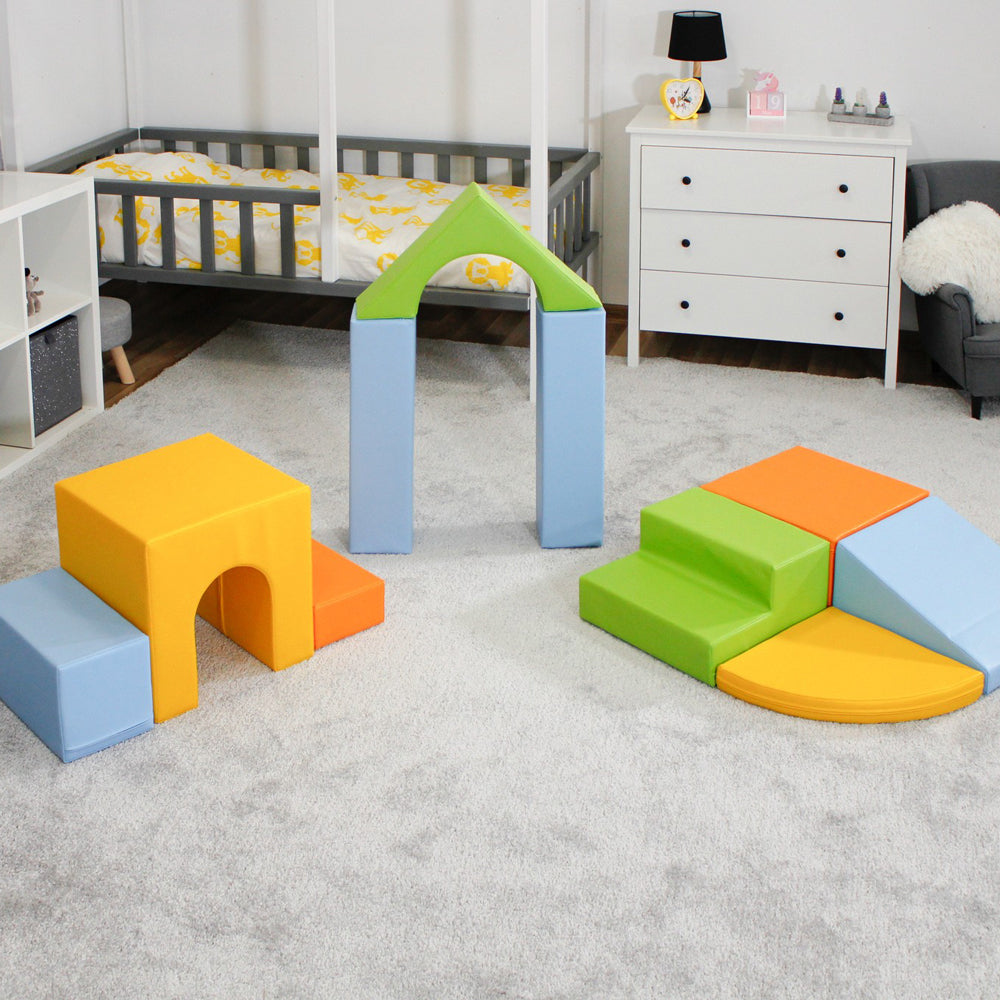 Weiche, bunte Softblöcke als 10-teiliges Bausteinset im gelben Kinderzimmer für Spiel & Bewegung Kinder und kreative Abenteuer.