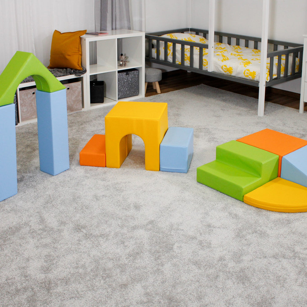 Softblock 10-teiliges Bausteinset in Multicolor für spielerische Motorikförderung im gelben Kinderzimmer aus weichem, hochwertigem Schaumstoff.