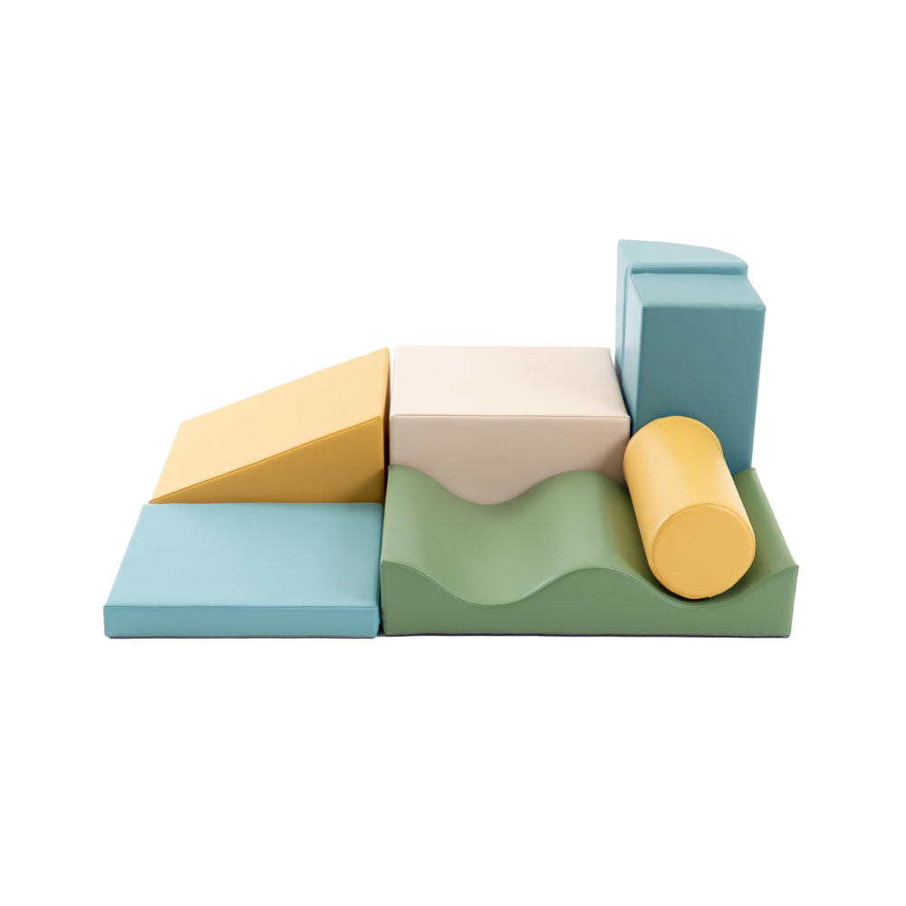 Motorikspielzeug Softblock 7-teiliges Bausteinset in pastelligen Farben für Spiel & Bewegung Kinder im gelben Kinderzimmer.