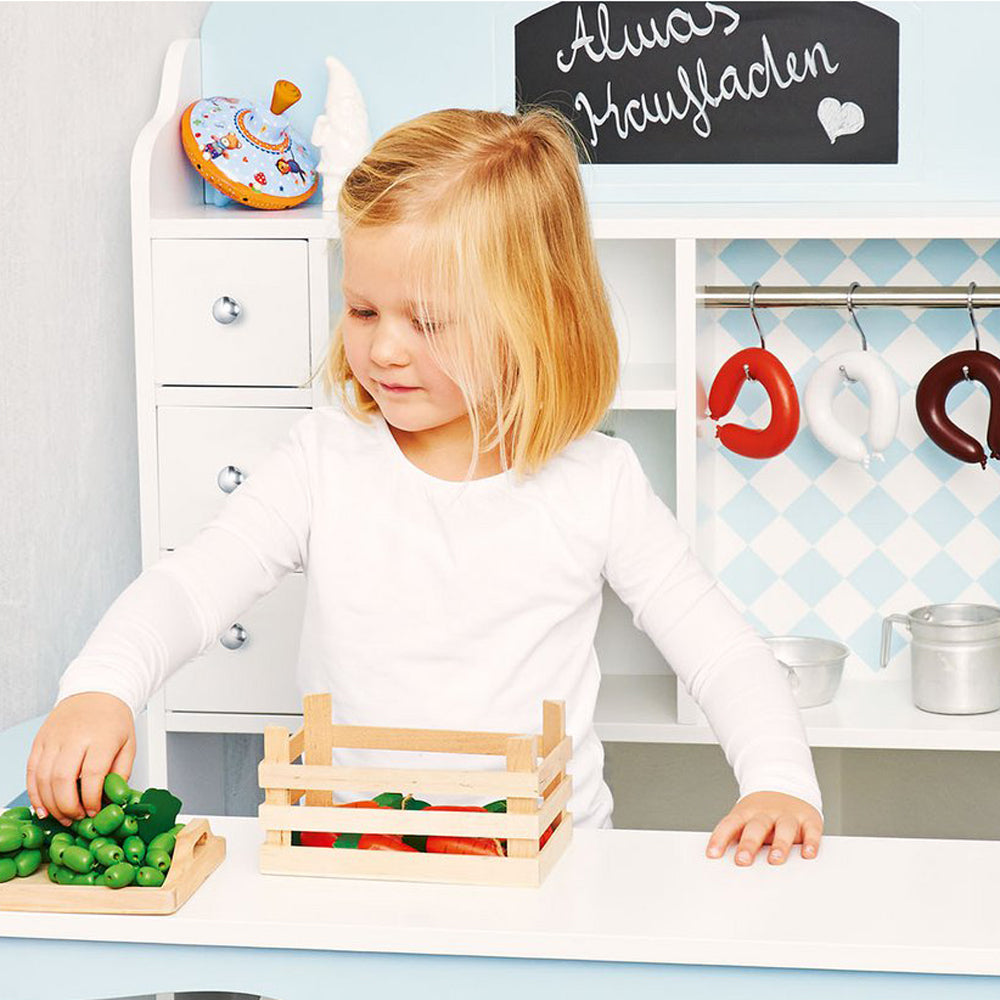 Kind spielt an großem Kaufladen mit 6 Schubladen und variablem Tresen aus Holz, ideal für Spielzeug & Spiele und Kinderküchen Zubehör.