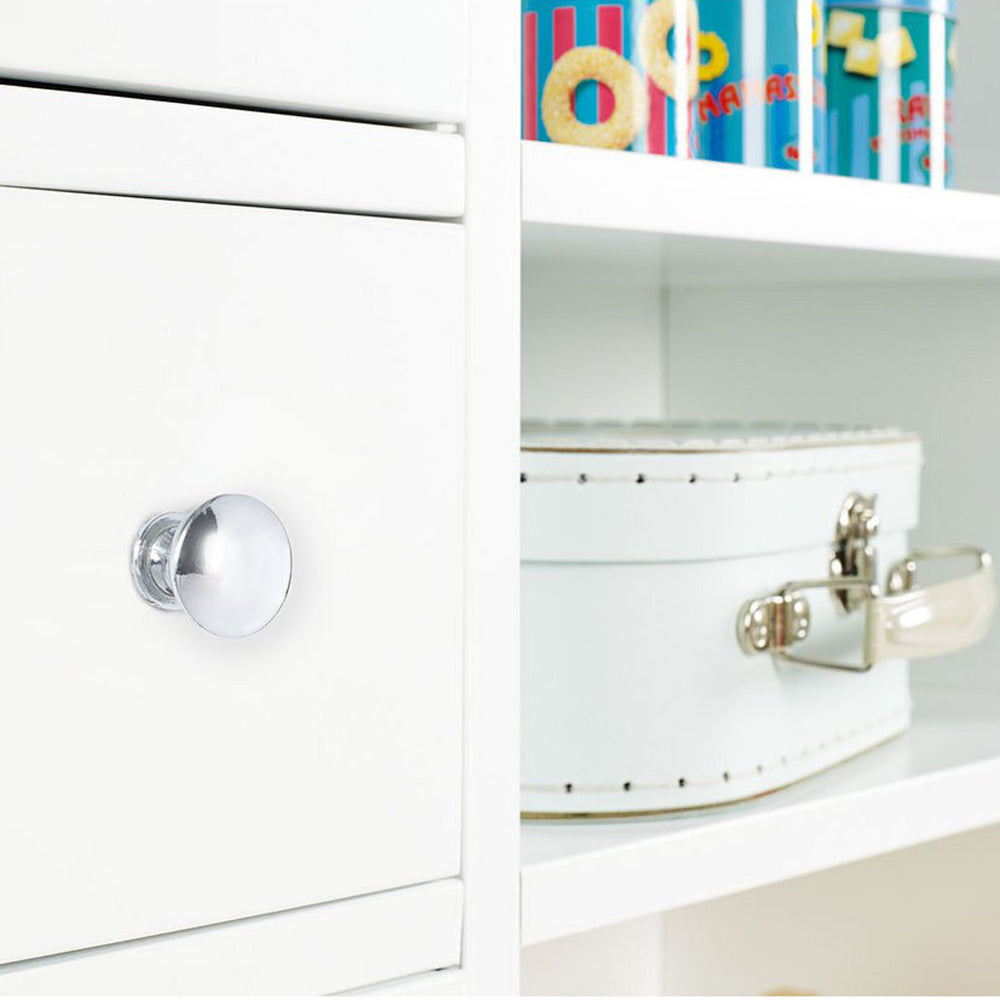 Nahaufnahme eines weißen, extra großen Kaufladens mit Metallgriff und Stauraum für Holzspielzeug aus der Kollektion Spielzeug & Spiele.
