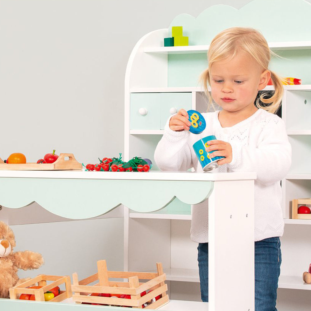 Kind spielt mit Kaufladen mit Schubladen, Fächern und variablem Tresen aus Motorik- und Holzspielzeug Kollektion