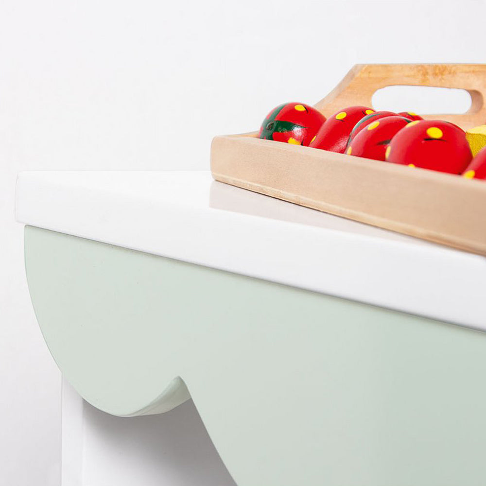 Nahaufnahme eines Spielzeug-Kaufladens mit Schubladen und bunten Holzspielzeugen aus der Kategorie Motorik- & Holzspielzeug für Kinder