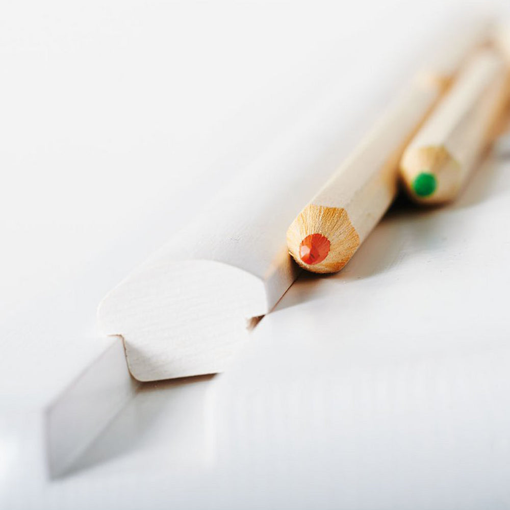 Nahaufnahme von Buntstiften auf einem höhenverstellbaren Kinderschreibtisch aus Kiefernholz, ideal für Kinderzimmer Möbel und Kindertische Neu.