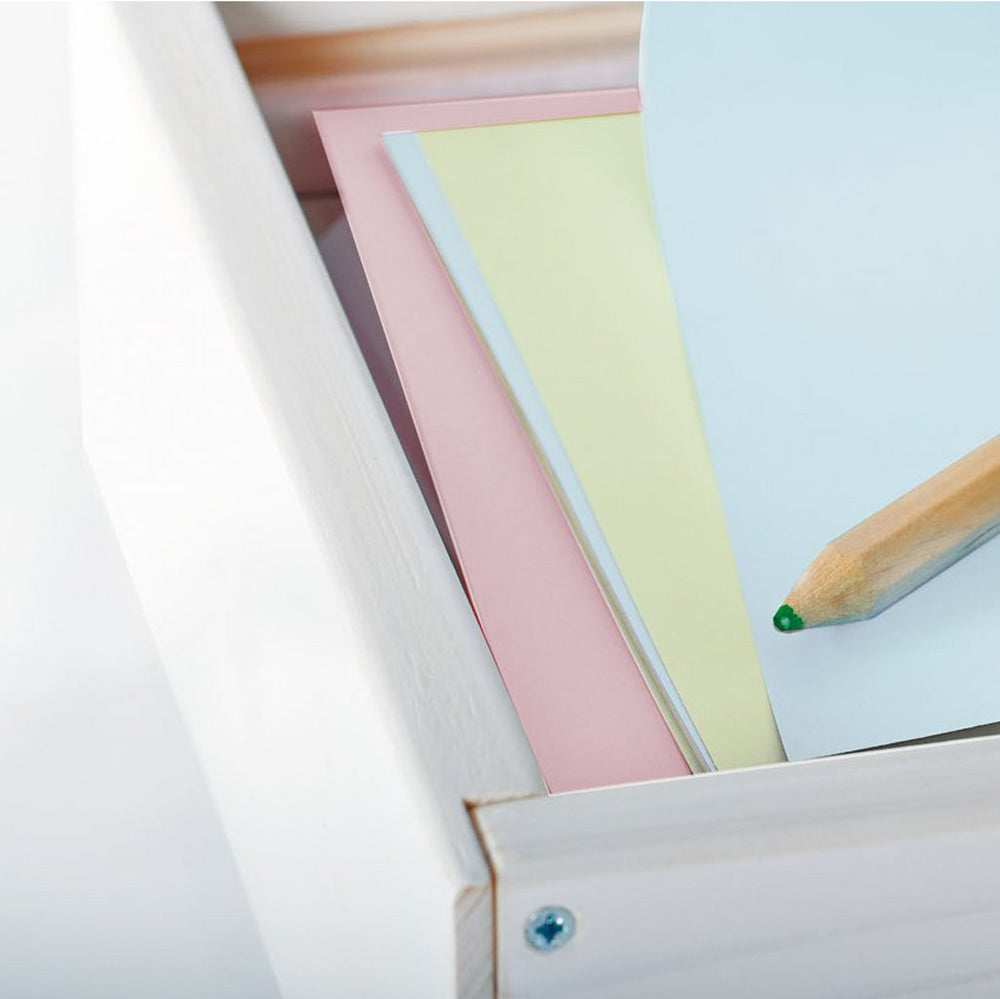 Schublade eines Kinderschreibtischs aus Kiefernholz mit buntem Papier und grünem Buntstift, ideal für Kinderzimmer Möbel und Kindertische.