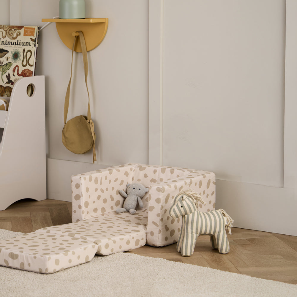 Ausklappbarer Kinder Sessel aus Baumwolle mit gepunktetem Muster, ideal als Sitzmöbel und Liegefläche für Spiel & Bewegung Kinder.
