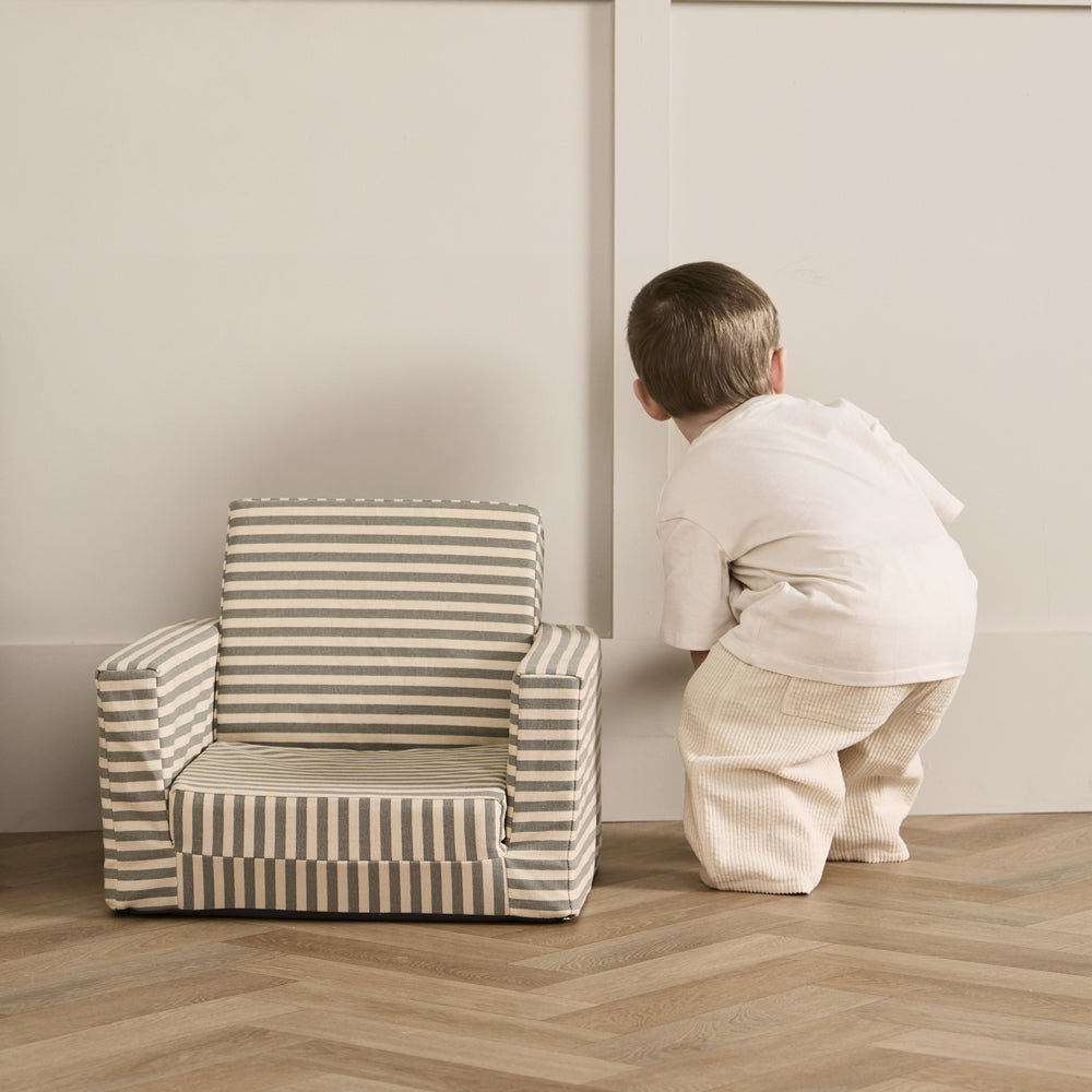 Ausklappbarer Kinder Sessel aus Baumwolle mit Streifenmuster, ideal für Spielmöbel und Sitzmöbel für Kinder im modernen Wohnraum.