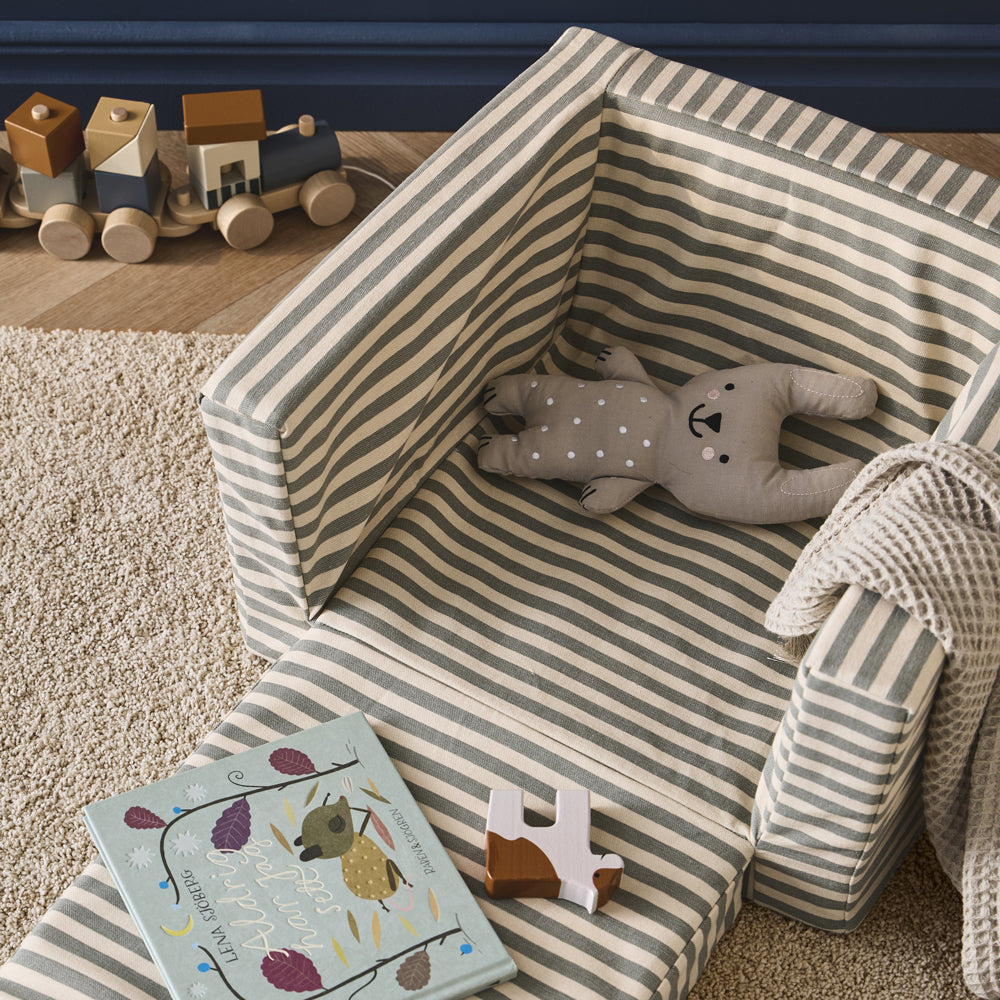Ausklappbarer Kinder Sessel aus Baumwolle mit Streifenmuster, ideal für Spielmöbel, Sitzmöbel für Kinder und gemütliche Ruhezeiten.