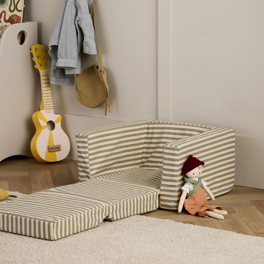 Kinder Sessel ausklappbar zur Liegefläche aus Baumwolle, weich und bequem, ideal für Spielmöbel und Sitzmöbel für Kinder im Zimmer.