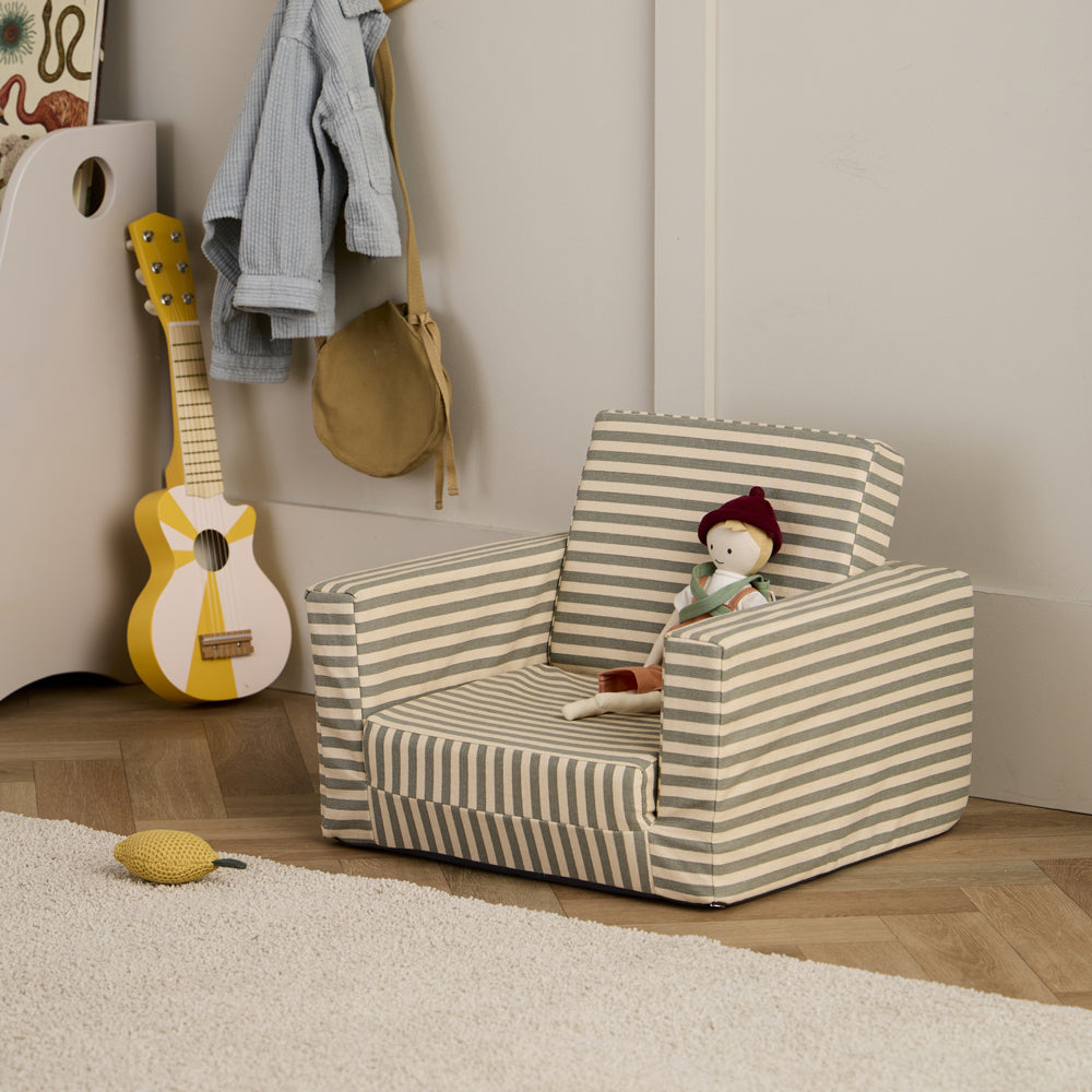 Ausklappbarer Kinder Sessel aus Baumwolle mit Streifenmuster, ideal als Sitzmöbel und Liegefläche, perfekt für Spiel & Bewegung Kinder.