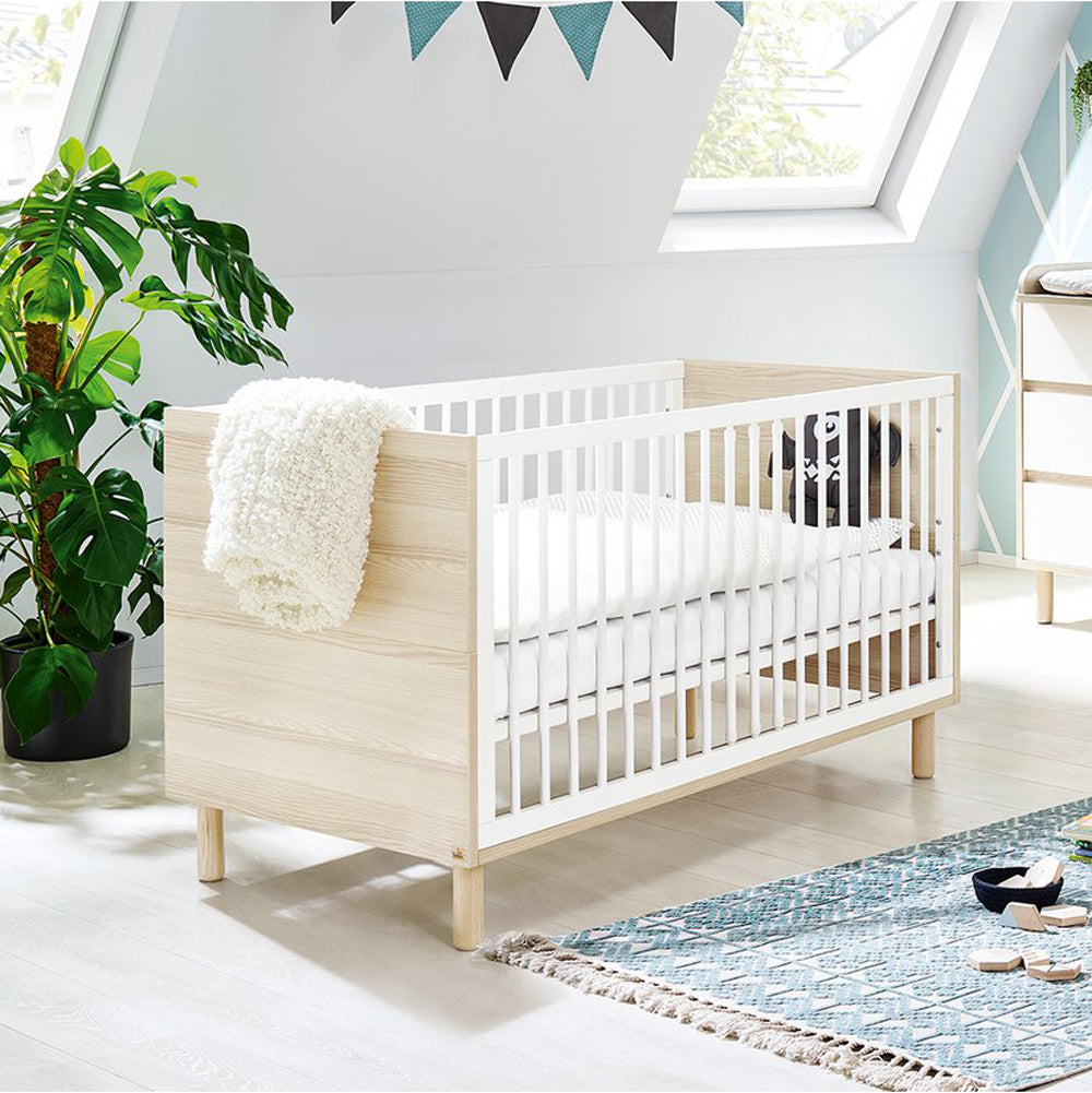 Modernes Babybett Flow 70x140 cm höhenverstellbar, umbaubar, ideal für Babymöbel Kollektion und neu im Sortiment.