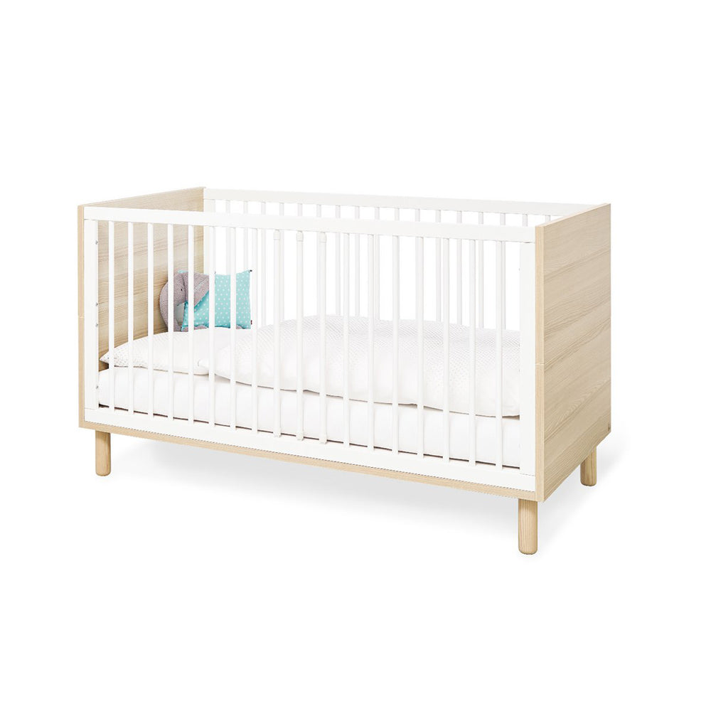 Babybett Flow 70x140 cm höhenverstellbar und umbaubar, modernes Design aus hellem Holz, ideal für Babymöbel Neu Kollektion.