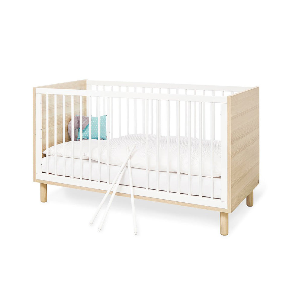 Modernes Babybett Flow 70x140 cm, höhenverstellbar und umbaubar, Teil der Neu Babymöbel Kollektion für sicheren Babyschlaf.