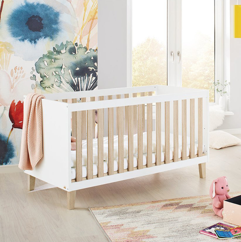 Modernes Babybett Lumi 70x140 cm aus der Babymöbel Kollektion, höhenverstellbar und umbaubar für vielseitige Nutzung im Kinderzimmer.