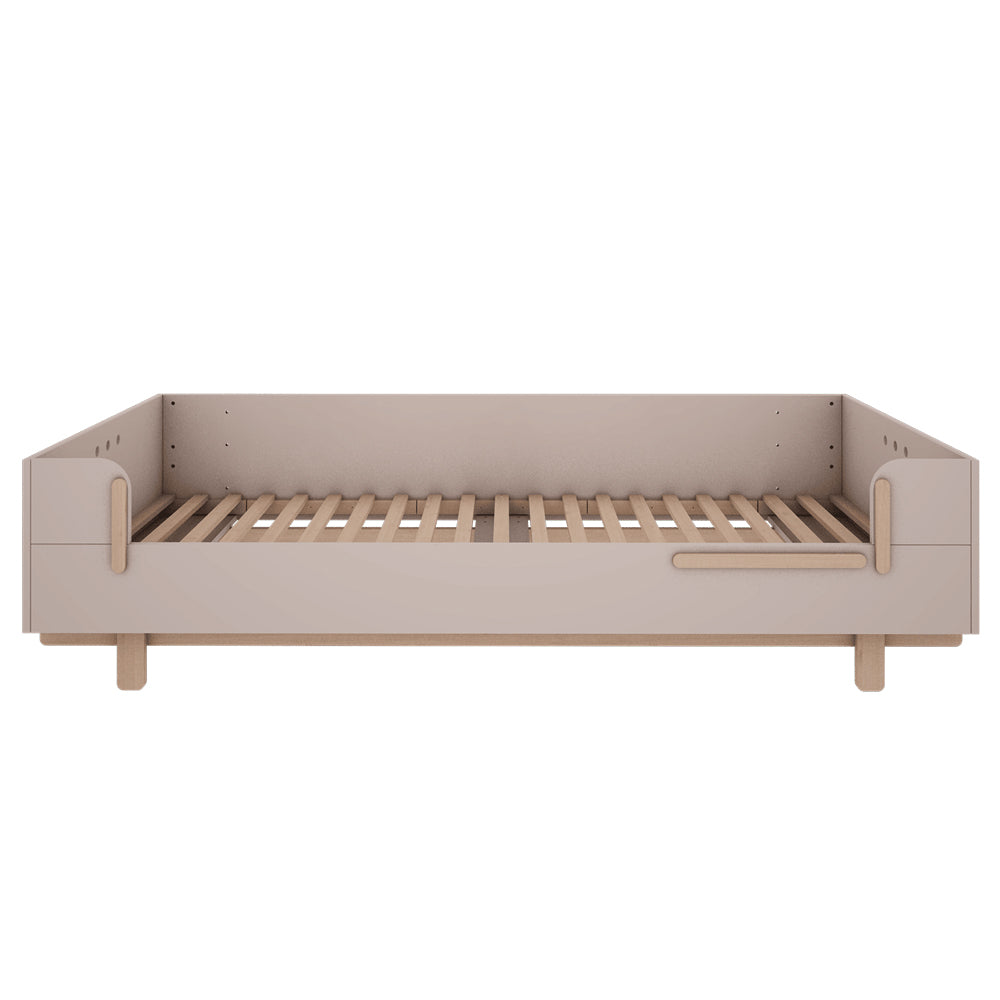Kinderbett Mellou in Taupe mit MDF- und Buchenholz, robust und sicher, ideal für gemütliche Kinderzimmer.