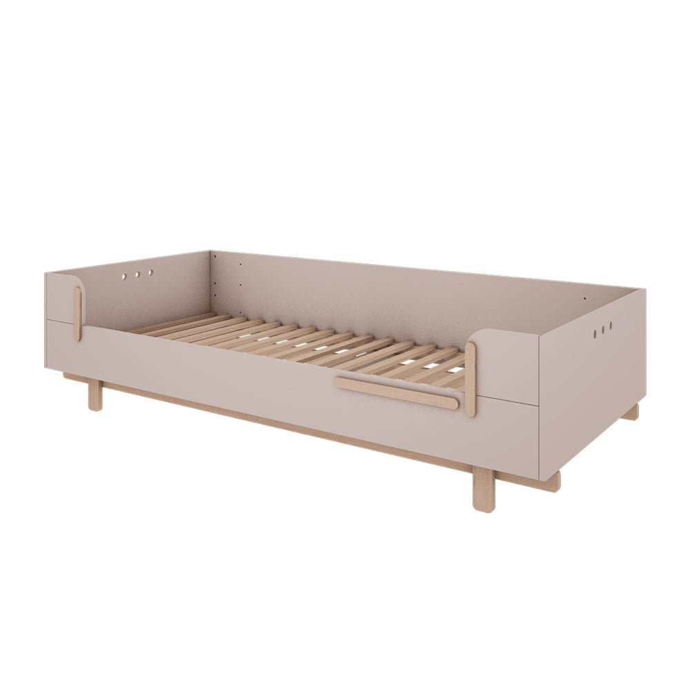 Kinderbett Mellou in Taupe mit stabilem Lattenrost, kindersicherem Design aus MDF und Buchenholz für behagliche Kinderzimmeratmosphäre.