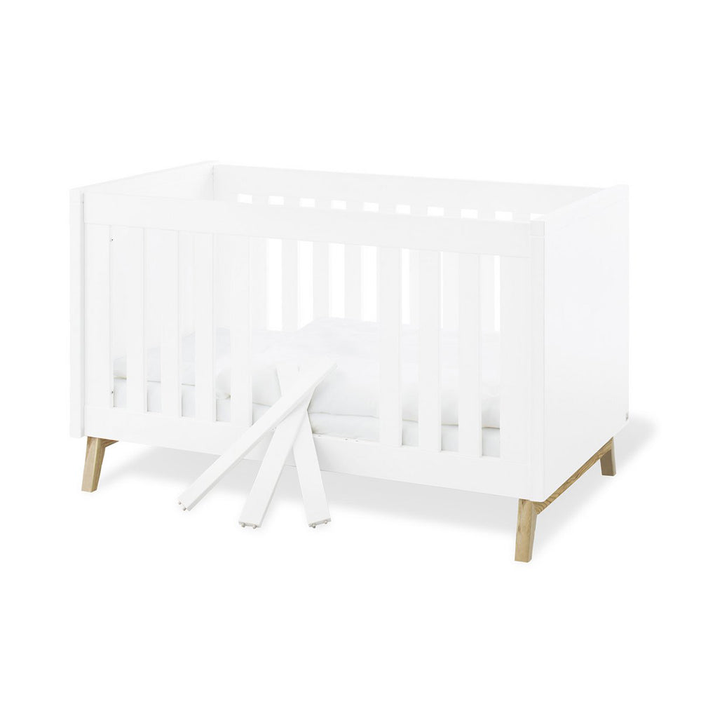 Weißes Babybett Riva 70x140 cm, höhenverstellbar und umbaubar, modernes Design mit Holzbeinen für Kinderzimmer und Babymöbel Neu.
