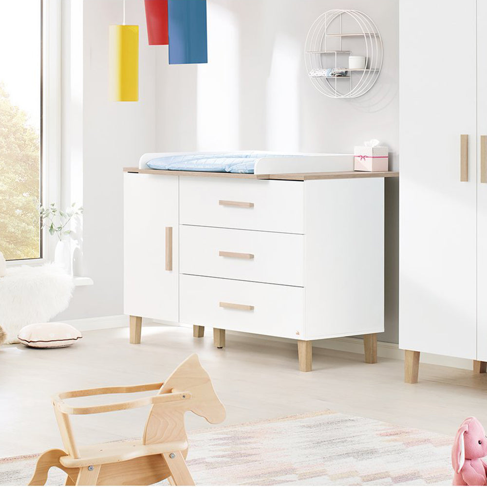 Kinderkommode Lumi extrabreit mit Wickelaufsatz in weiß, Teil der Babymöbel und Wickelkommoden Kollektion für Kinderzimmer.