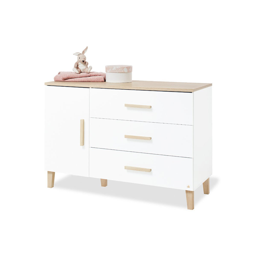 Kinderkommode Lumi extrabreit in Weiß mit Holzoptik, ideal für Babymöbel und Wickelkommoden, neu und im Sale erhältlich.
