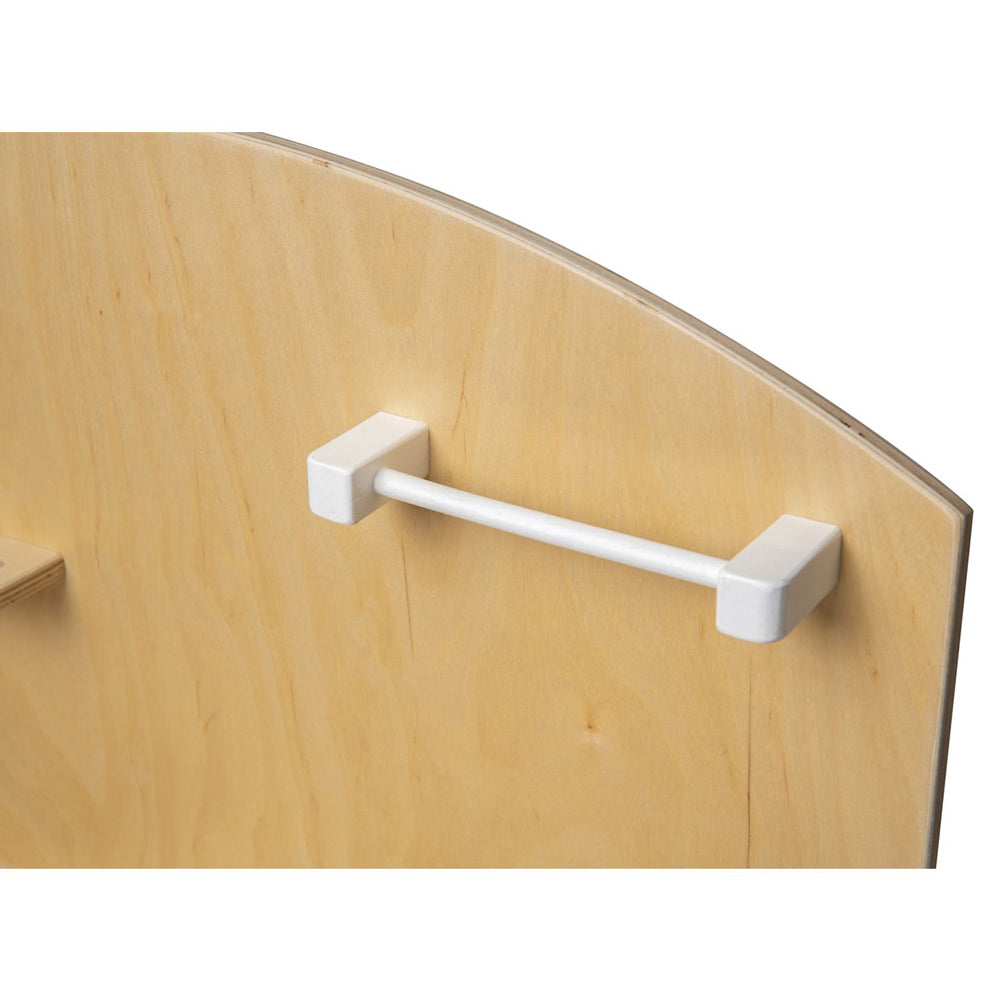 Detailaufnahme eines weißen Griffs an einer robusten Kinderküche aus Birkensperrholz für kreatives Spiel & Bewegung Kinder.