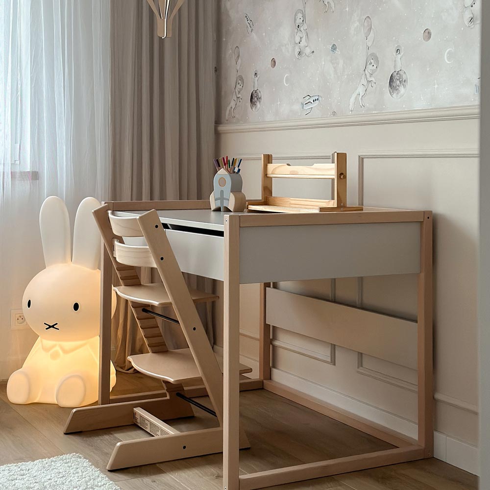 Kinderzimmer-Set Mellou mit modernem Schreibtisch und höhenverstellbarem Stuhl in warmem Taupe, ideal für Lernen und kreatives Spielen.