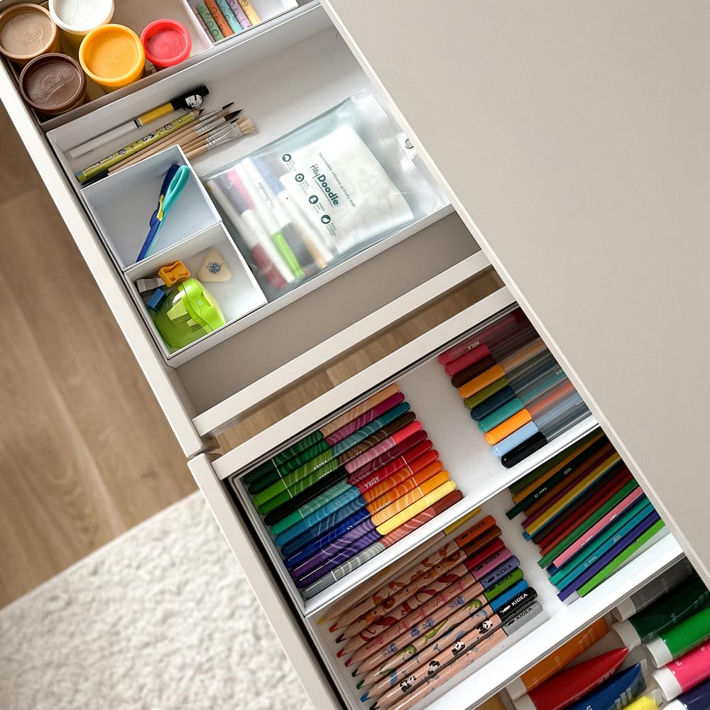 Kinderzimmer-Set Mellou mit Organizer-Schubladen, ideal für ordentliches Verstauen von Stiften und Bastelmaterial im Kinderzimmer.