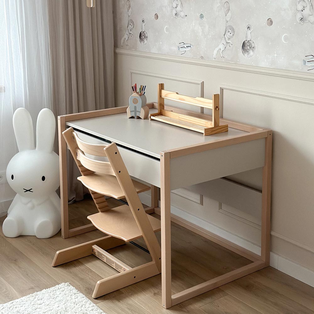 Kinderzimmer-Set Mellou mit Schreibtisch, Kommode und Kleiderschrank in natürlichem Design für ein funktionales und sicheres Kinderzimmer.