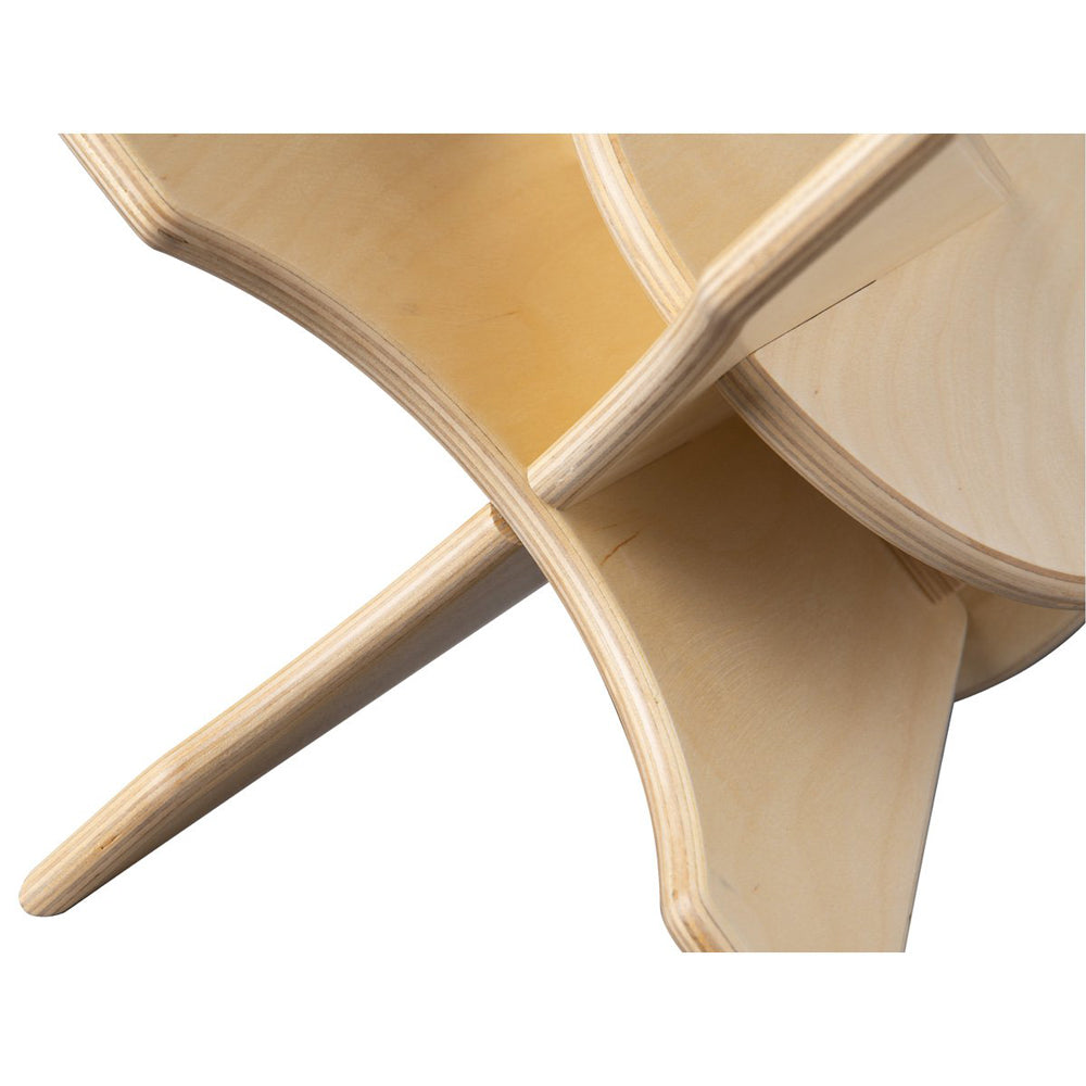 Nahaufnahme der stabilen Holzverbindungen eines Kinderstuhls mit Rückenlehne aus der Kollektion Kinderzimmer Möbel Sitzmöbel für Kinder Neu Stühle & Hocker