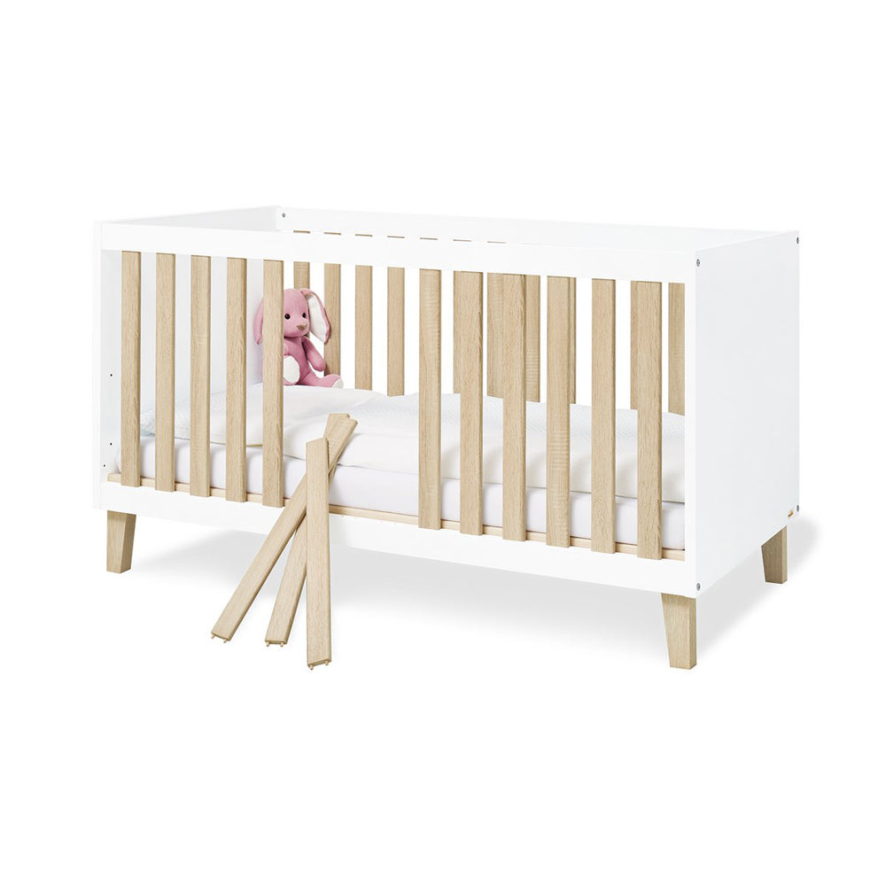 Mitwachsendes Baby- und Kinderbett aus weißem und hellem Holz, Teil der Kinderzimmer Möbel Neu und Baby- & Kinderzimmer Sets.