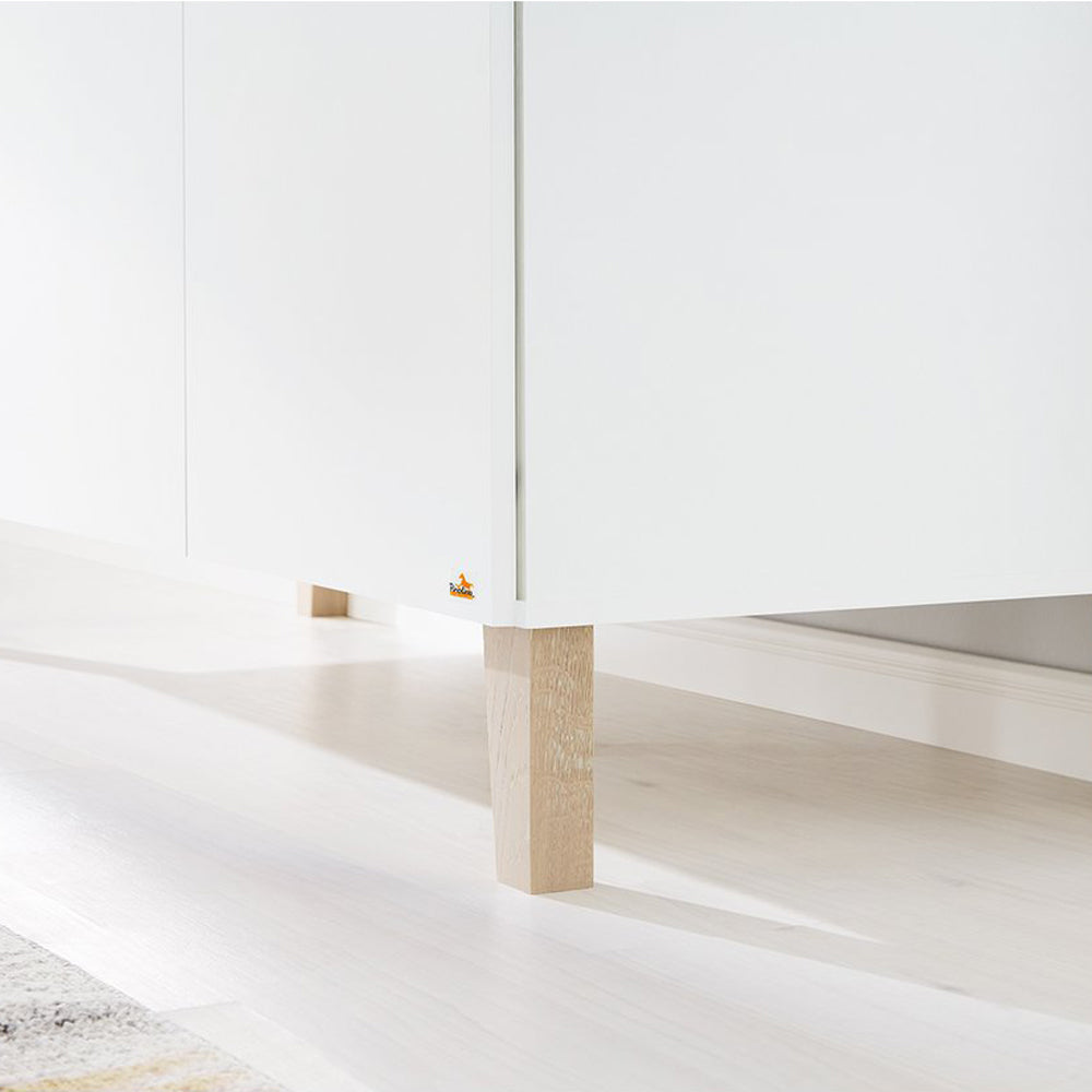 Schrankbeine aus hellem Holz des Babyzimmer-Sets Lumi, Teil der Baby- & Kinderzimmer Möbel Kollektion Neu und im Sale.