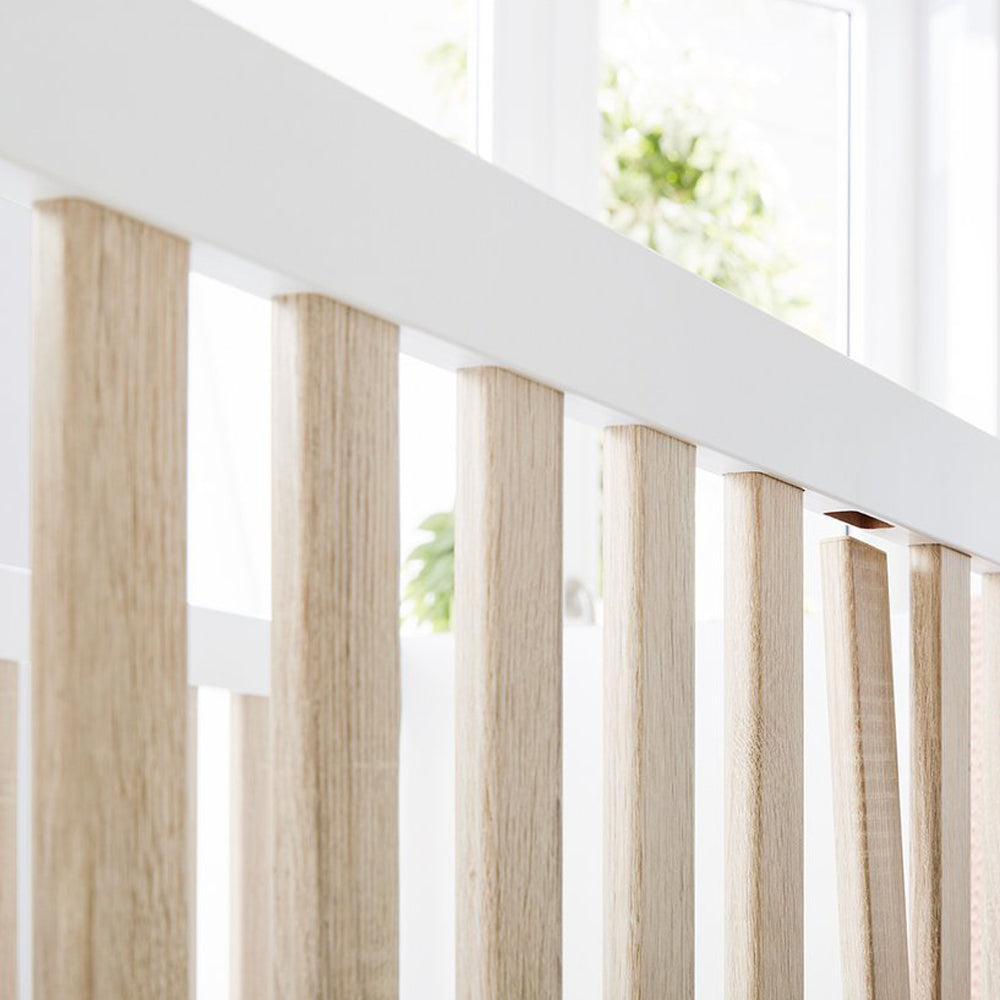 Detailaufnahme eines modernen, mitwachsenden Babybetts aus dem Babyzimmer-Set Lumi 3-teilig für Kinderzimmer Möbel und Baby- & Kinderzimmer Sets.