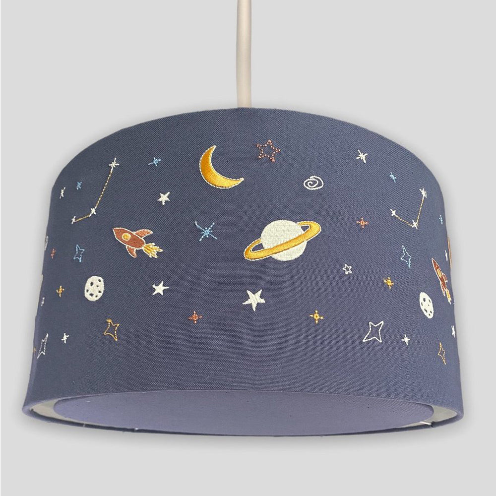 Nachtleuchtender Weltraum Lampenschirm in Dunkelblau für Kinderzimmer, ideal als Deckenleuchte in Weltraum Themenwelt und Deko Kinderzimmer.